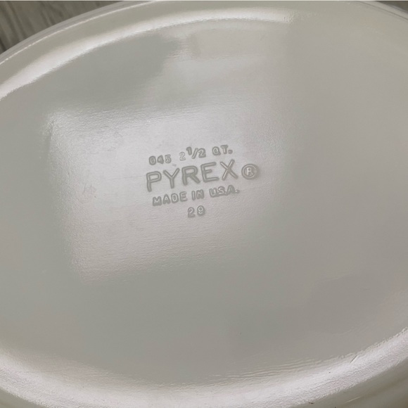 Vintage Pyrex town and country 2 1/2 qt - Picture 5 of 5